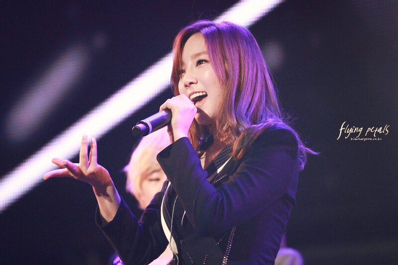 121021 Girls' Generation Taeyeon at GS& Concert documents 6