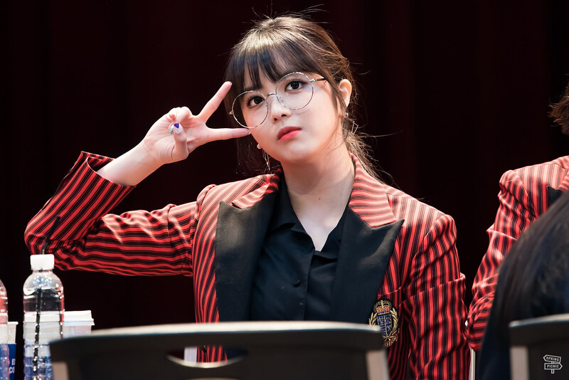 180302 Weki Meki Suyeon at 'Lucky' Noryangjin Fansign documents 1