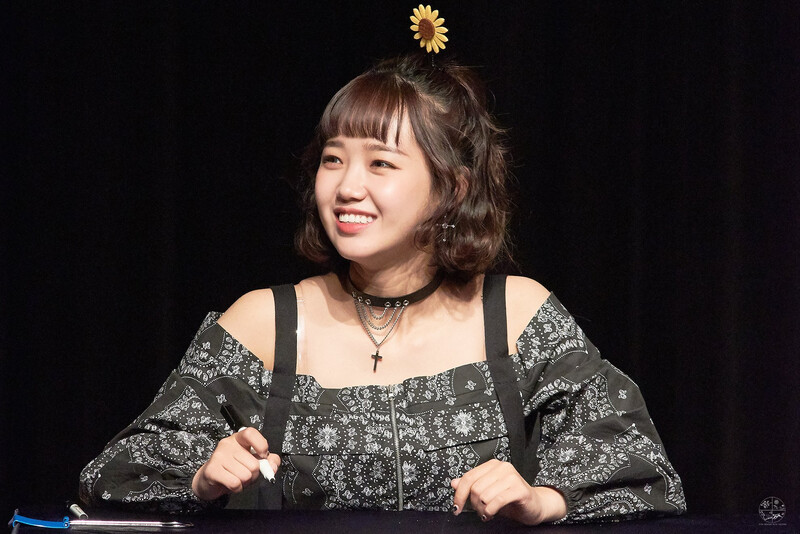 181020 Weki Meki Yoojung at 'KISS, KICKS' Fansign documents 10