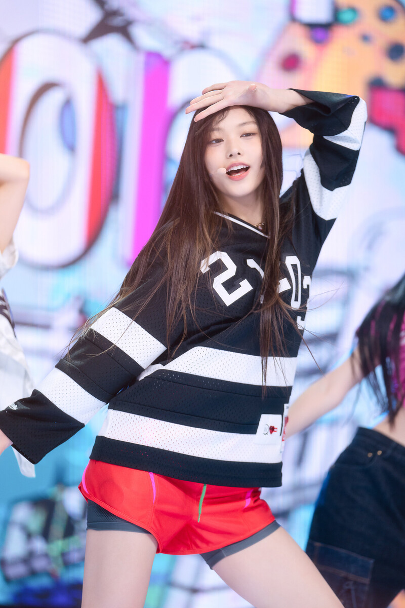 220807 NewJeans Haerin 'Attention' at Inkigayo documents 7