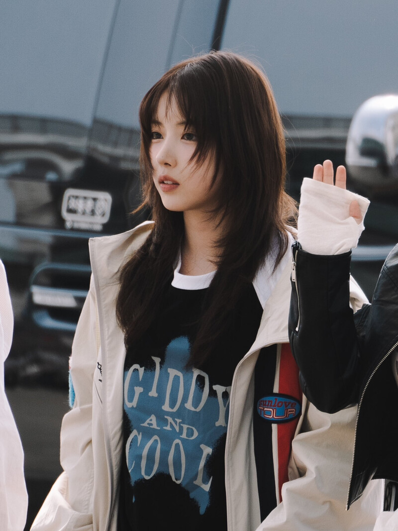 240412 NMIXX Jiwoo - Incheon International Airport documents 6