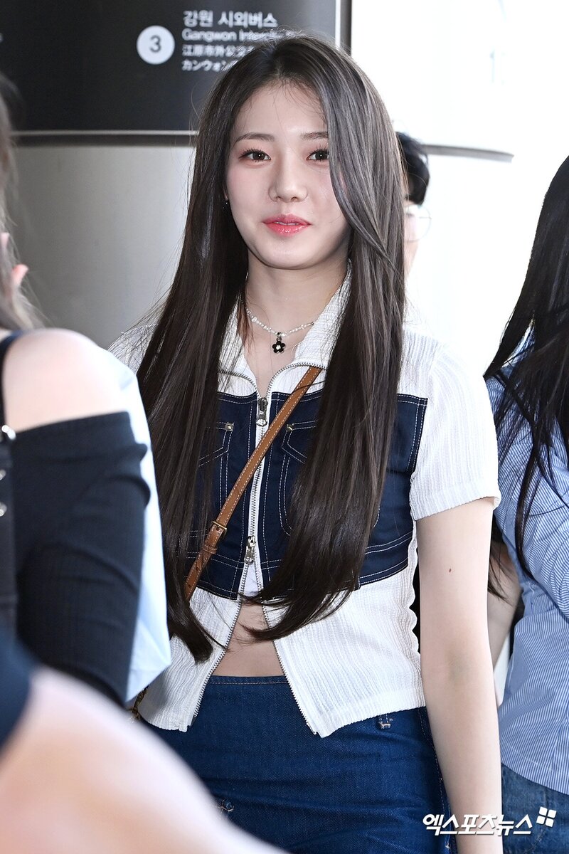 240509 BABYMONSTER RORA AT GIMPO AIRPORT documents 4