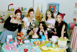 210924 ITZY "CRAZY IN LOVE" Special Photo by Melon