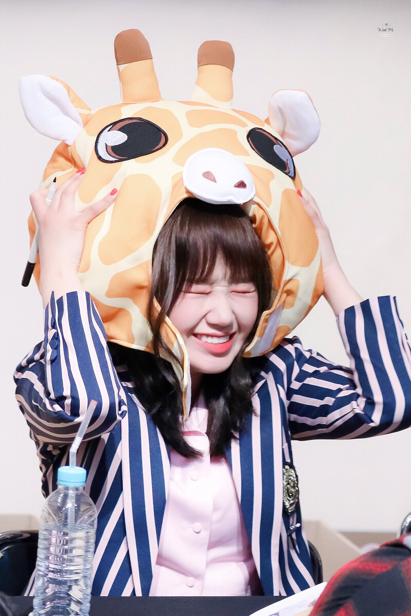 180401 Weki Meki Yoojung at Songpa 'Lucky' Fansign documents 1