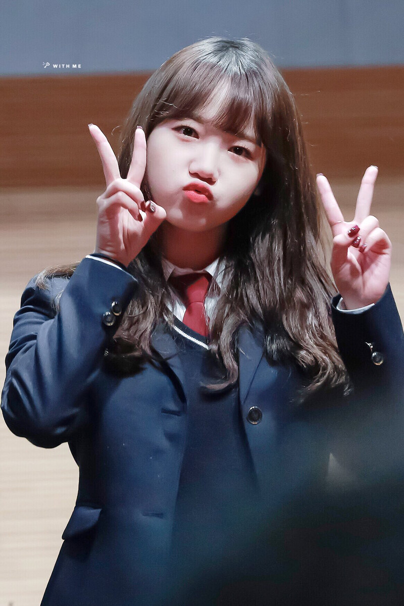 180519 Weki Meki Yoojung at 'Lucky' Gangbyeon Fansign documents 1