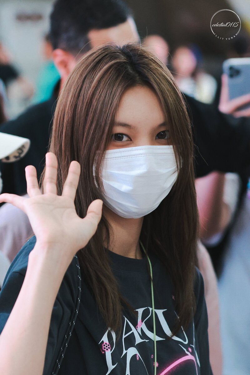 250701 ILLIT Yunah at Gimpo International Airport documents 2