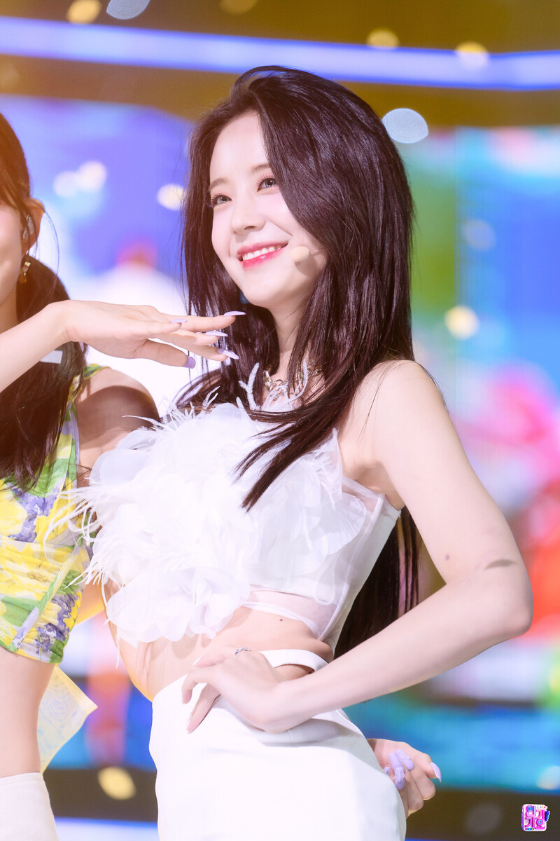 220710 fromis_9 Gyuri 'Stay This Way' at Inkigayo documents 1