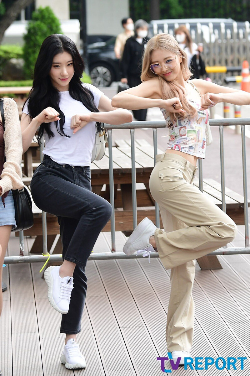 220715 ITZY Yuna - Music Bank Commute documents 8