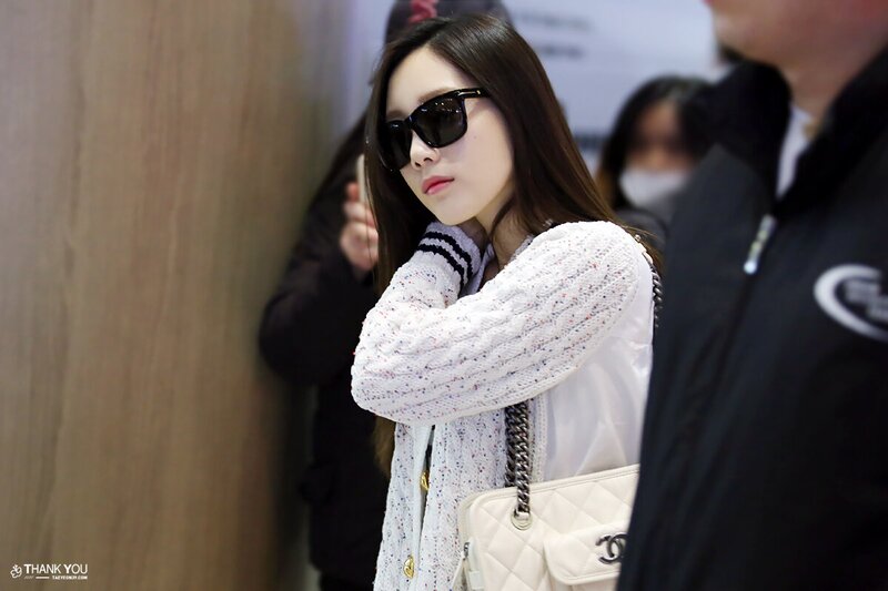 150330 Girls' Generation Taeyeon at Incheon Airport documents 7