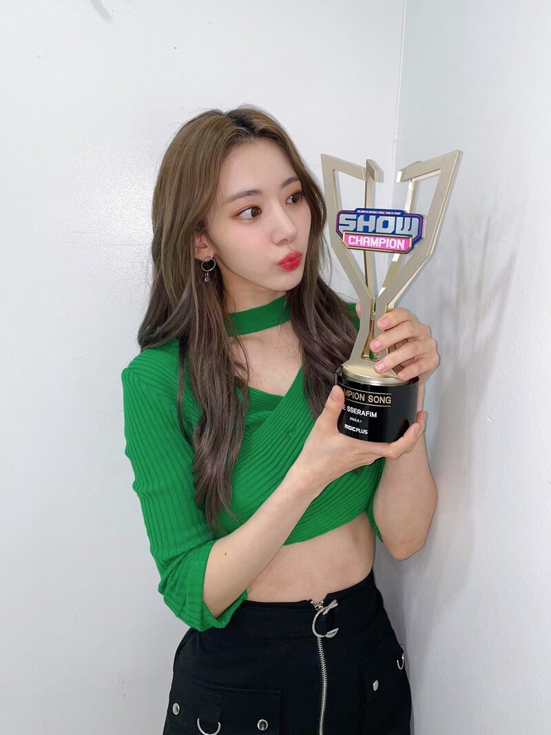 220601 LE SSERAFIM SNS Update - Celebrating 'Fearless' 4th Win at Show Champion documents 3