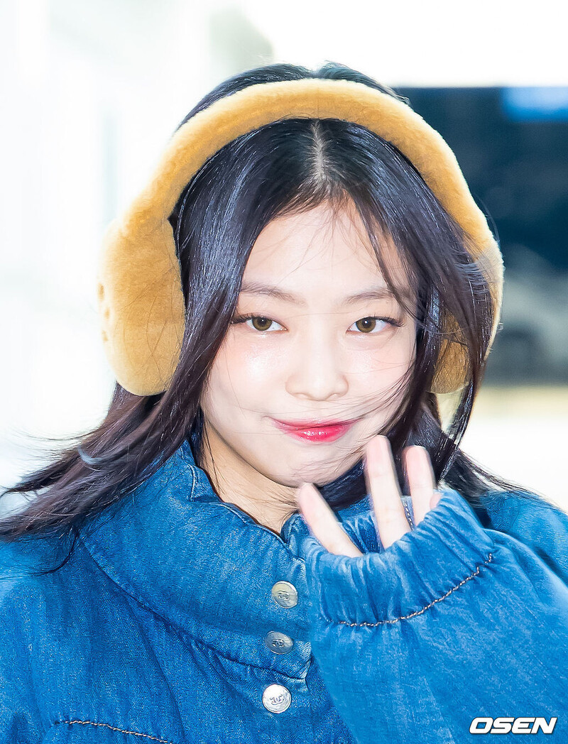 241110 JENNIE at Incheon Airport documents 17