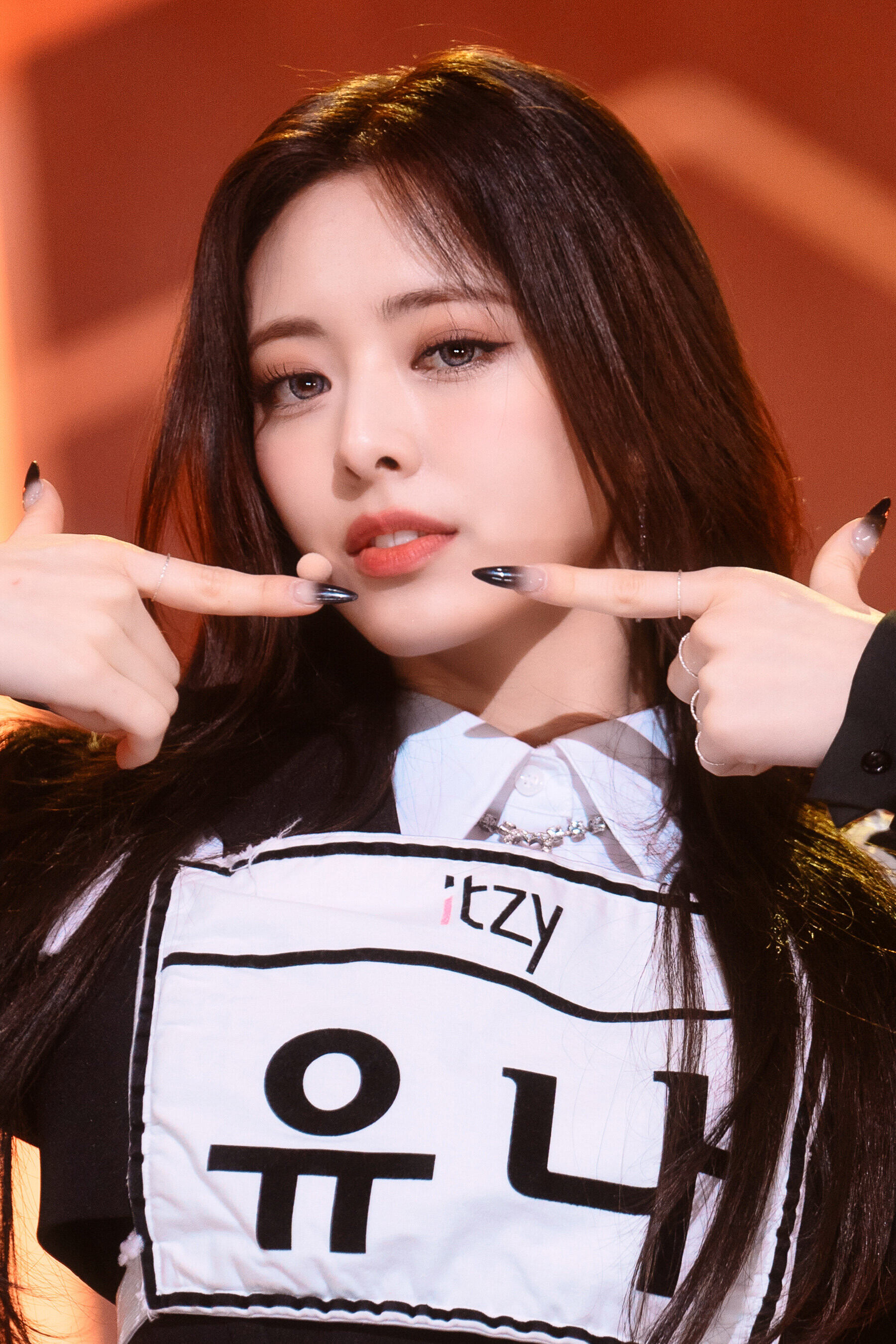 221204 ITZY Yuna - 'Cheshire' at Inkigayo | kpopping