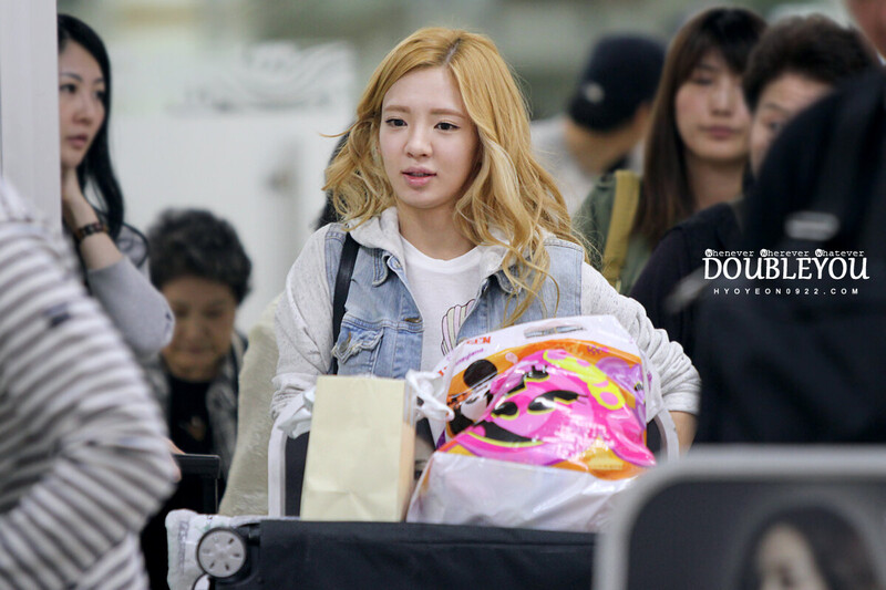 120926 Girls' Generation Hyoyeon at Gimpo Airport documents 6