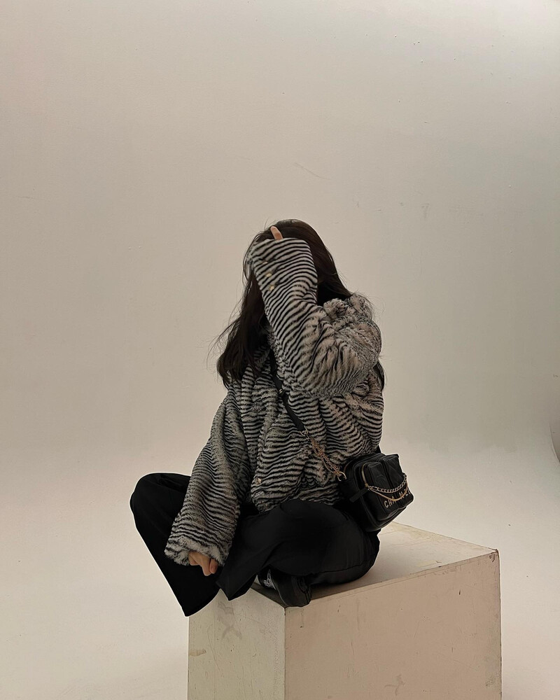 220125 - JENNIE Instagram Update documents 9