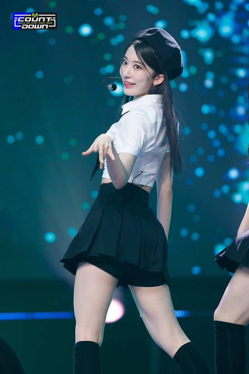 220505 LE SSERAFIM's Sakura - 'Fearless' and 'Bue Flame' at M Countdown documents 11