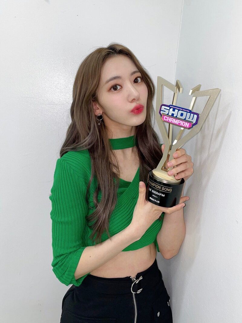 220601 LE SSERAFIM SNS Update - Celebrating 'Fearless' 4th Win at Show Champion documents 2