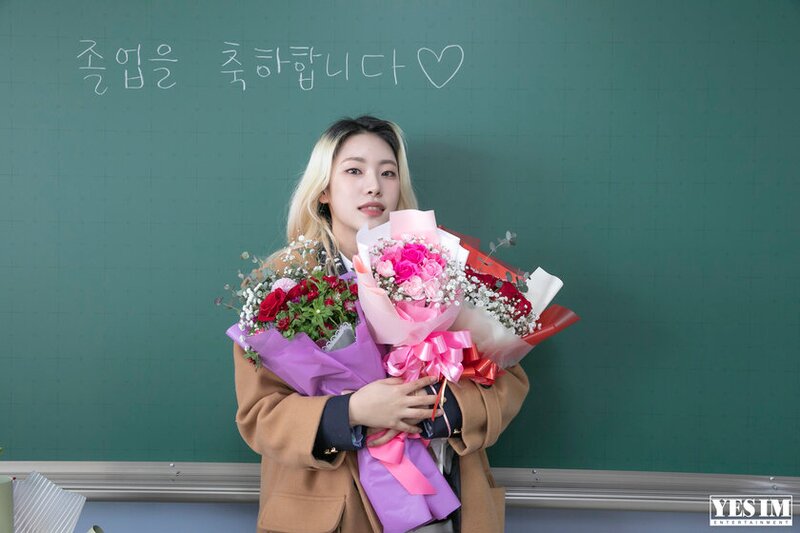 230210 YES IM Naver Post - Jia's Graduation Ceremony BEHIND documents 3