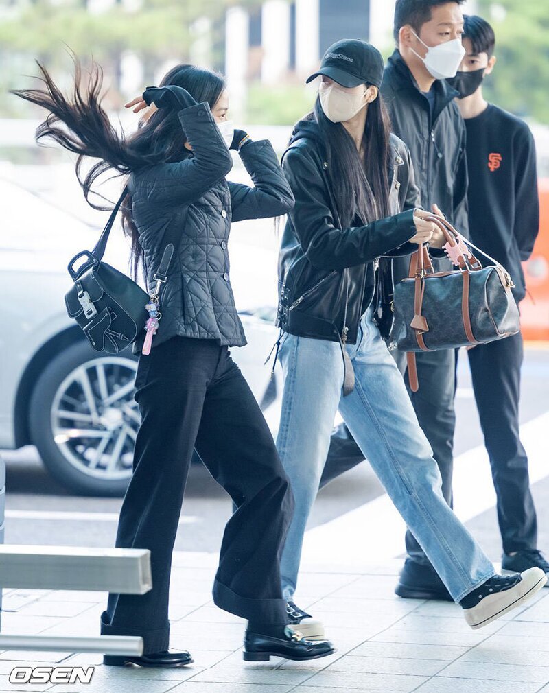221021 BLACKPINK at the Incheon International Airport documents 2