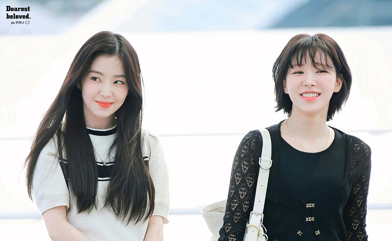 230519 RED VELVET Irene and Wendy at Incheon International Airport documents 1