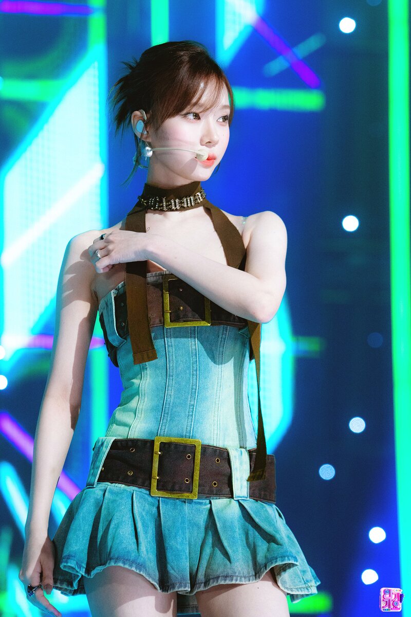 230521 aespa Winter - ‘Spicy’ at Inkigayo documents 5
