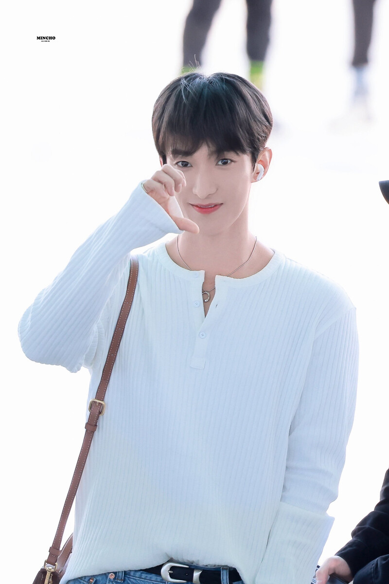 240625 SEVENTEEN DK at Incheon International Airport documents 9