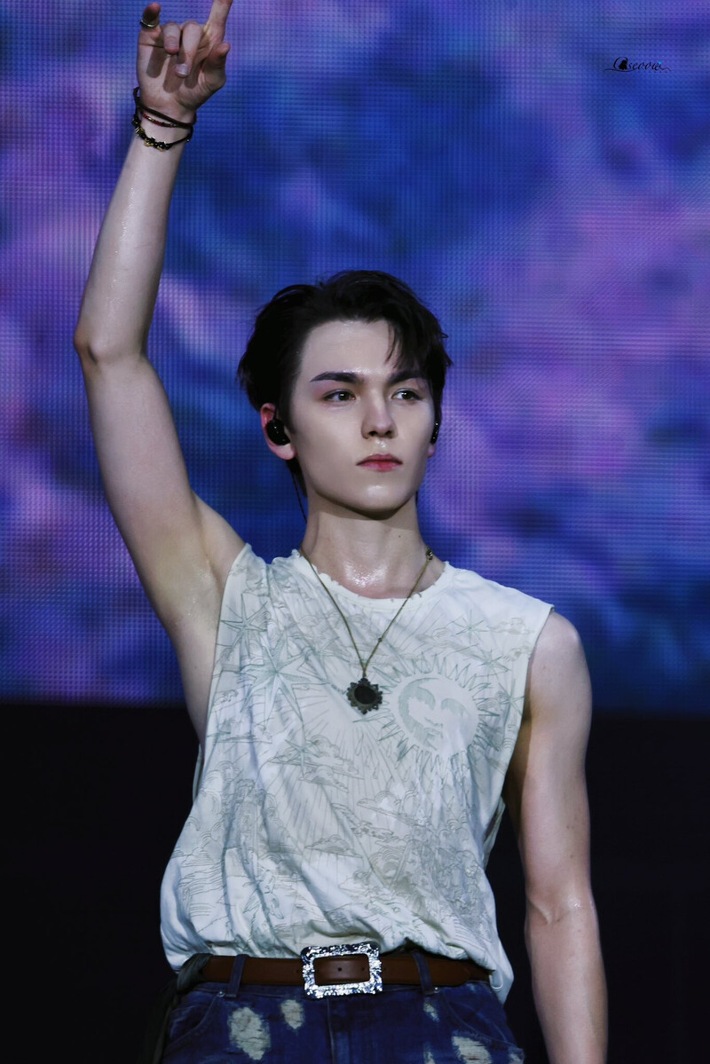 240909 SEVENTEEN Vernon - Lollapalooza in Berlin documents 6