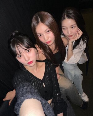 230809 VIVIZ Eunha Instagram Update with Umji & Sowon