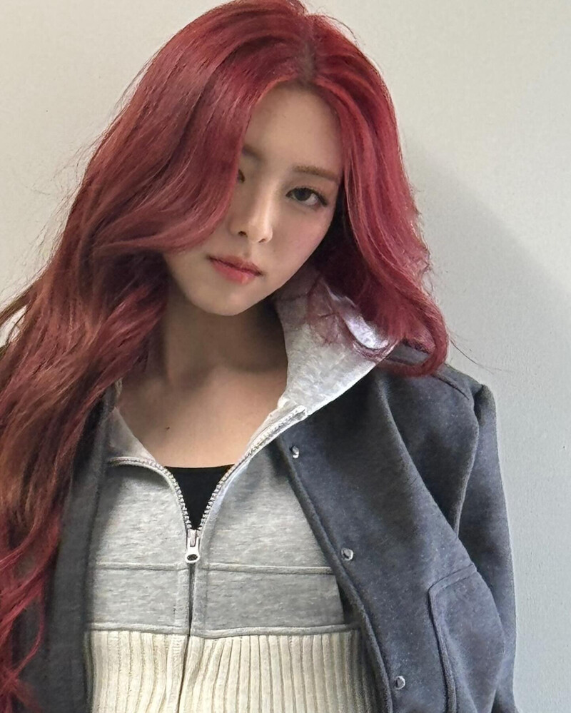 231202 - ITZY Instagram Update - YUNA documents 2