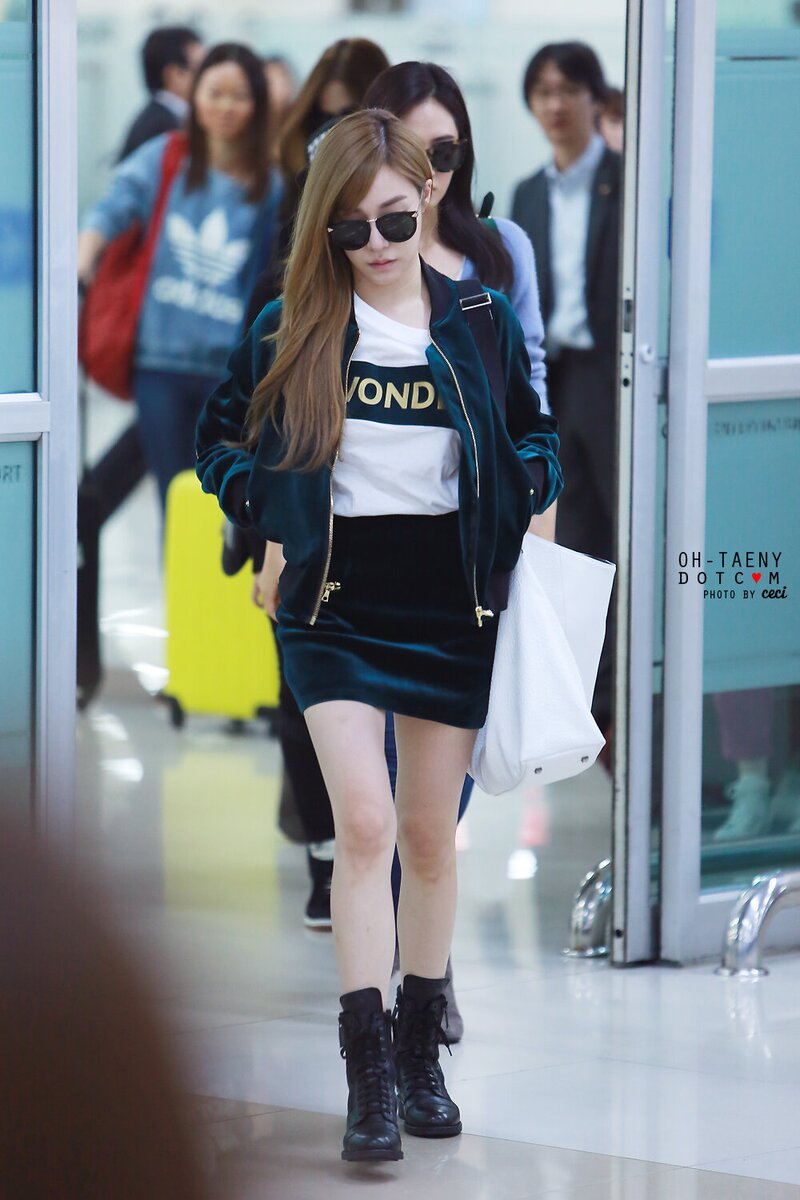 141007 Girls' Generation Tiffany at Gimpo Airport documents 1