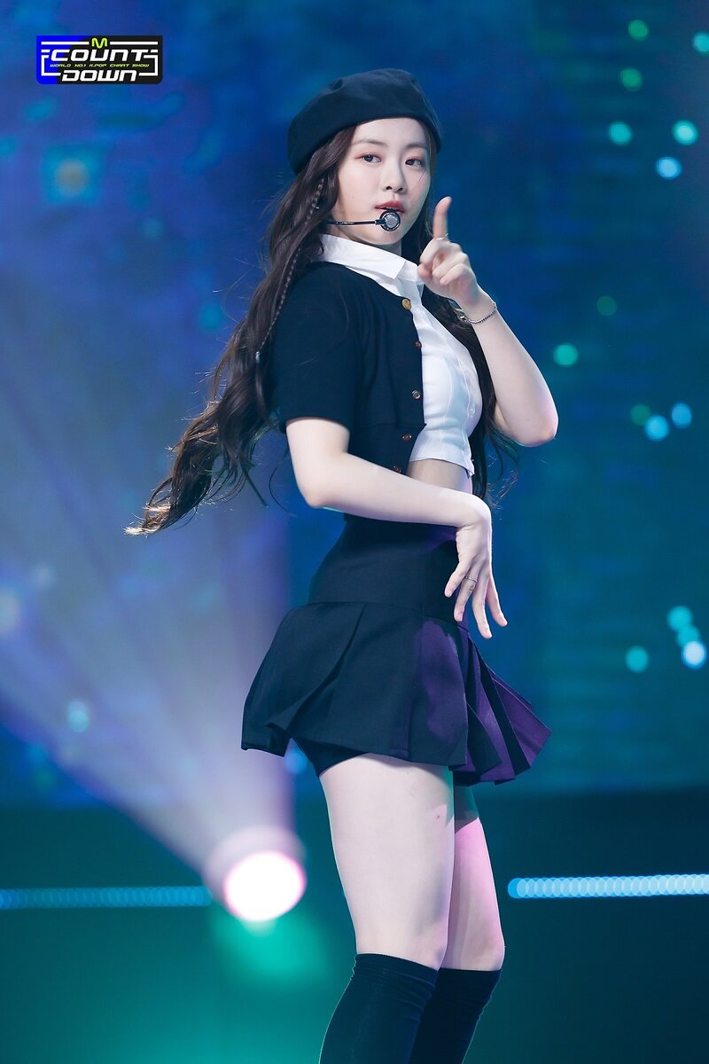 220505 LE SSERAFIM's Garam - 'Fearless' and 'Blue Flame' at M Countdown documents 12