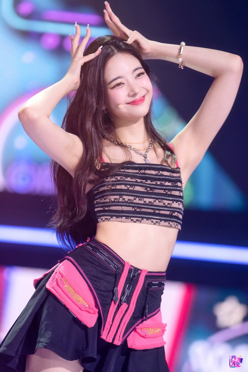 220724 ITZY Lia - 'SNEAKERS' at Inkigayo documents 5
