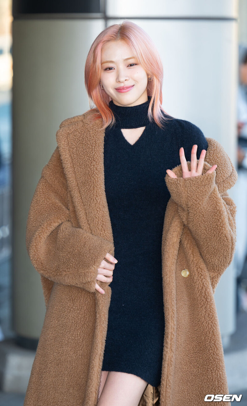 231201 ITZY Ryujin at Gimpo International Airport documents 5