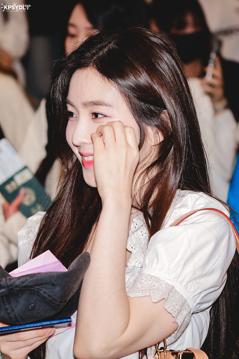 240510 Red Velvet Irene at Gimpo International Airport documents 3