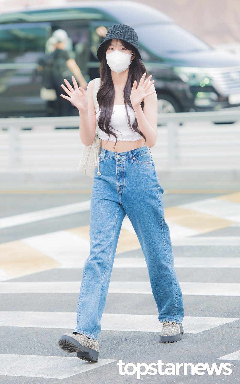 220520 STAYC's Yoon at Incheon International Airport for KCON USA 2022 documents 19