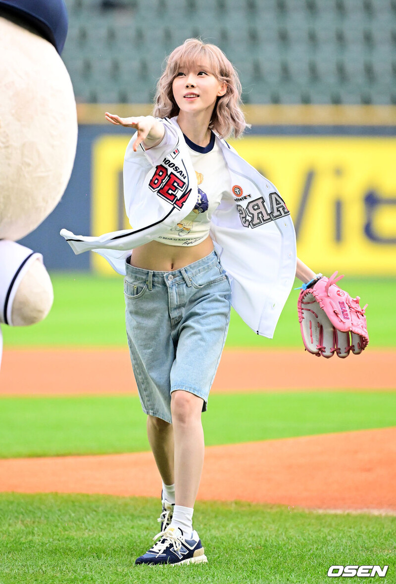 240725 - WINTER Throws the First Pitch for Doosan Bears at Jamsil Baseball Stadium documents 2