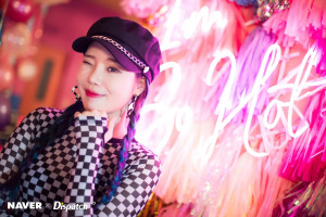 Momoland JooE - "I'm So Hot" music video filming by Naver x Dispatch