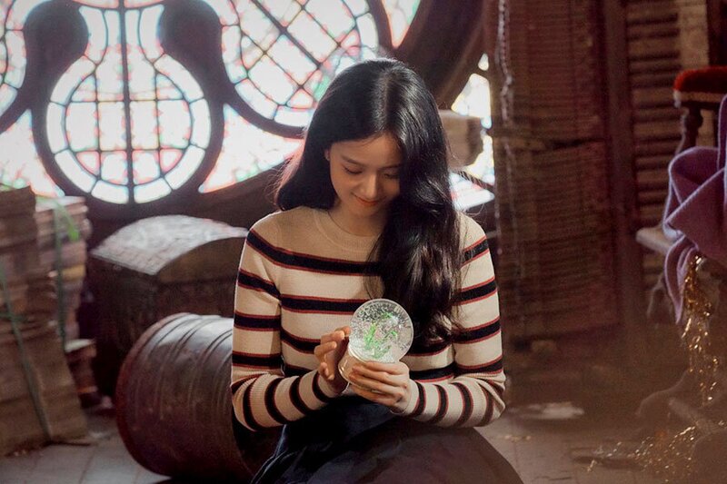JISOO- Off-Stage “SNOWDROP” Poster Shooting Behind the Scenes documents 6