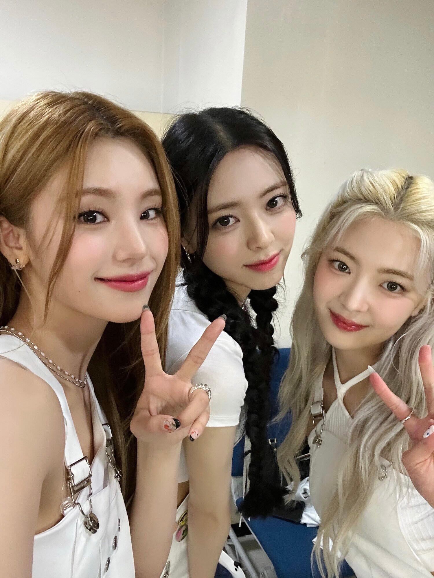 230827 - ITZY Twitter Update | kpopping