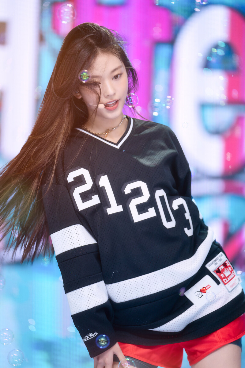 220807 NewJeans Haerin 'Attention' at Inkigayo documents 25