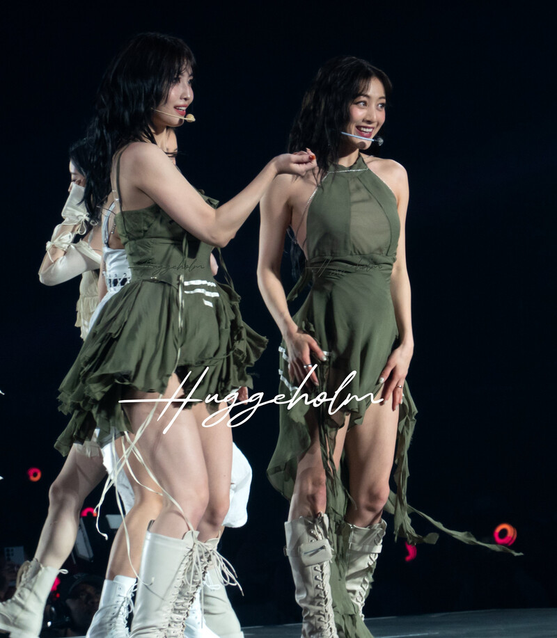 240316 TWICE Jihyo & Momo - ‘Ready To Be’ World Tour in Las Vegas documents 3