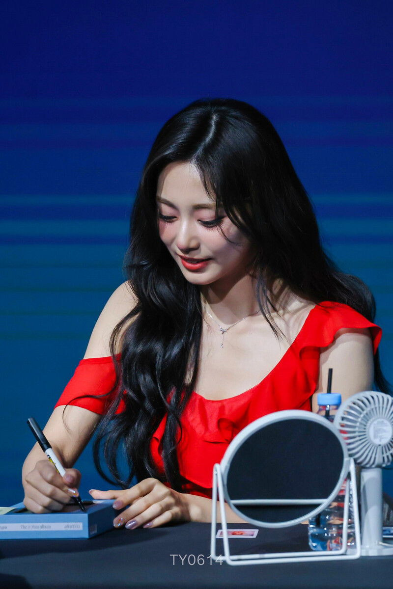 240914 TWICE Tzuyu - 'Run Away' Fansign documents 4