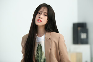 220612 Starship Naver - IVE Yujin - Marie Claire Photoshoot Behind