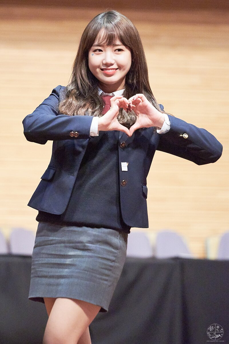 180519 Weki Meki Yoojung at 'Lucky' Gangbyeon Fansign documents 1