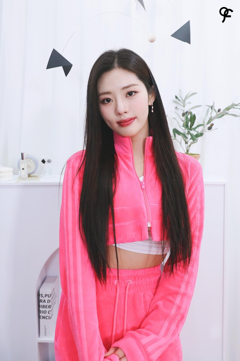 220227 fromis_9 Weverse - 'Midnight Guest' Behind Sketch 3 : Escape Room documents 6