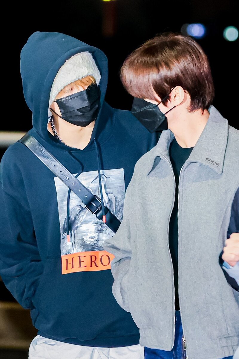 230215 Stray Kids Lee Know & Han at Incheon International Airport documents 2