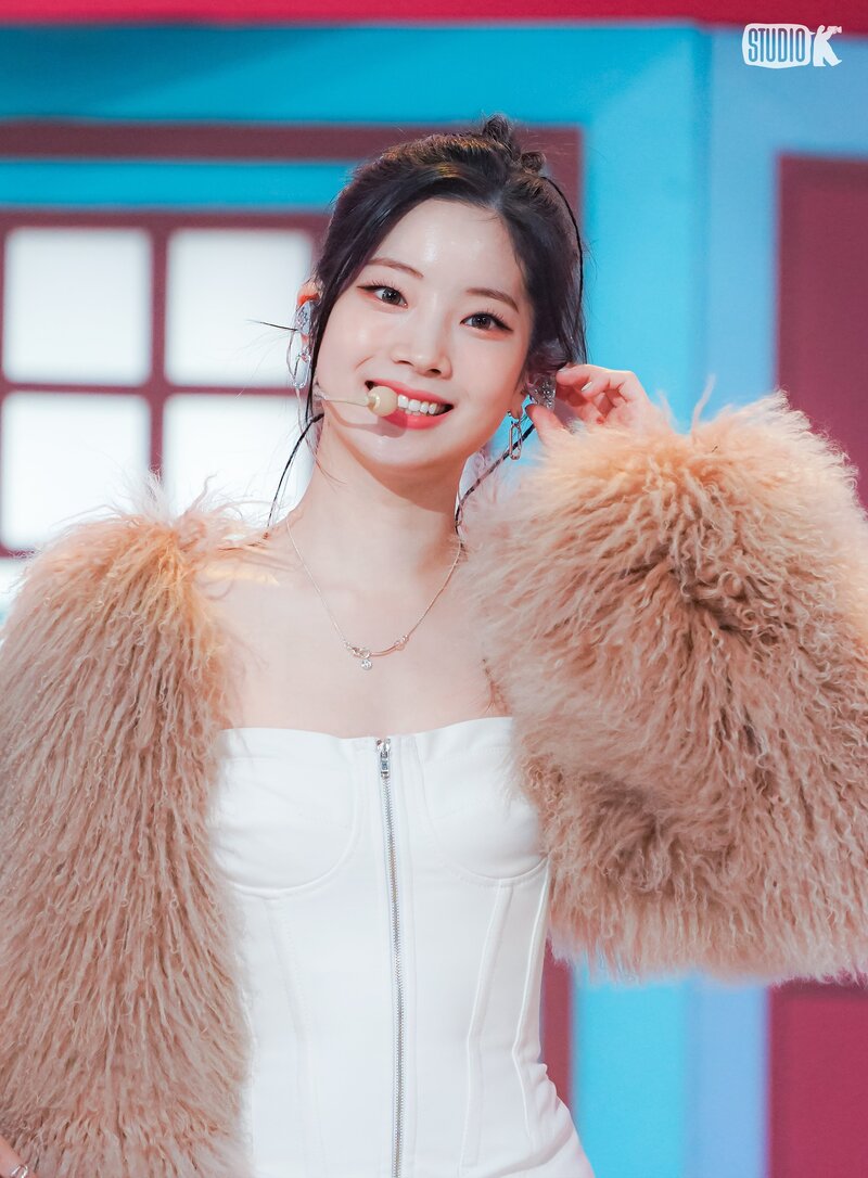 240222 - KBS Kpop Twitter Update with DAHYUN - 'SET ME FREE' Music Bank Behind Photo documents 2