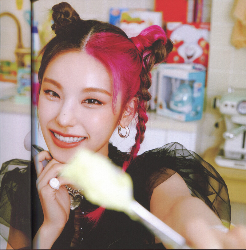 ITZY 'Crazy In Love' Album Scans documents 11