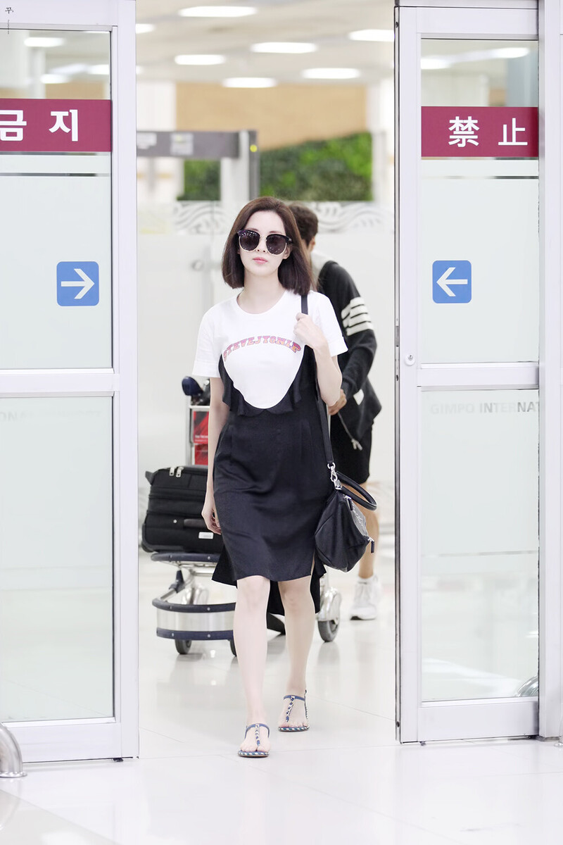 170717 Girls' Generation Seohyun at Gimpo Airport documents 3