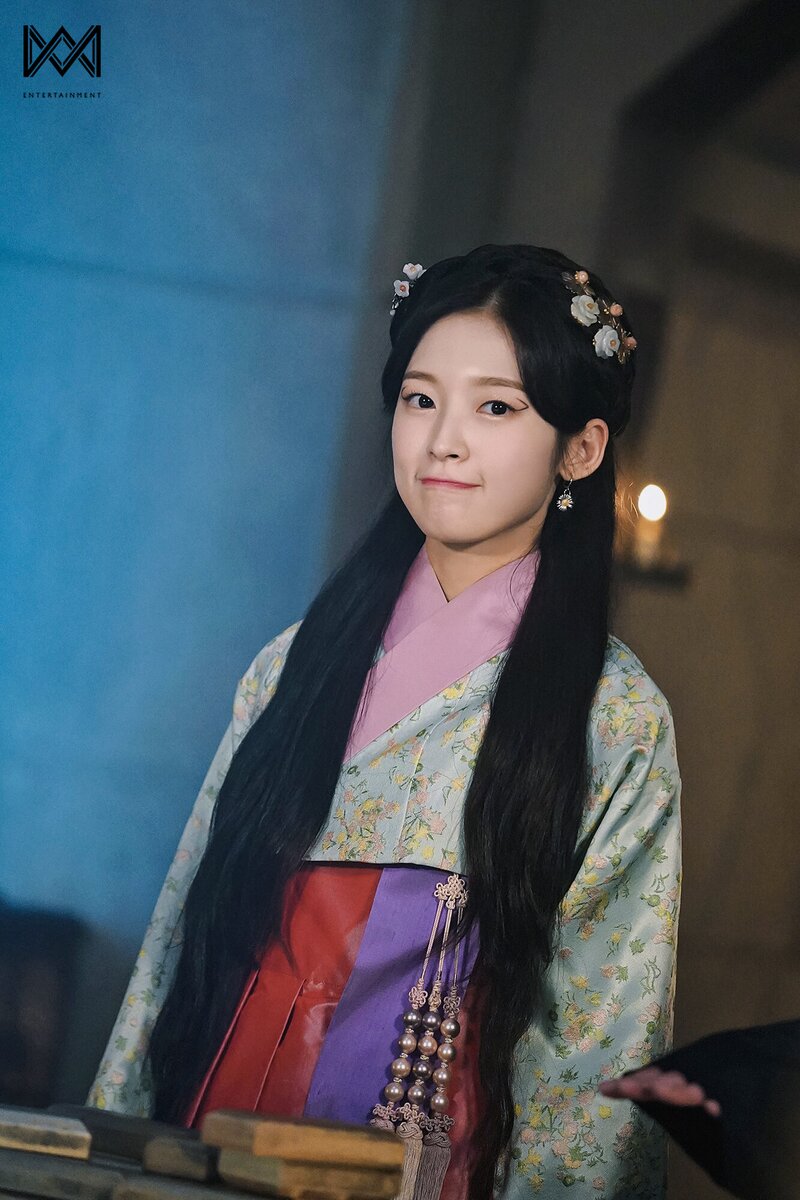 230108 WM Naver Post - OH MY GIRL Arin - 'Alchemy of Souls: Light and Shadow' Behind documents 3