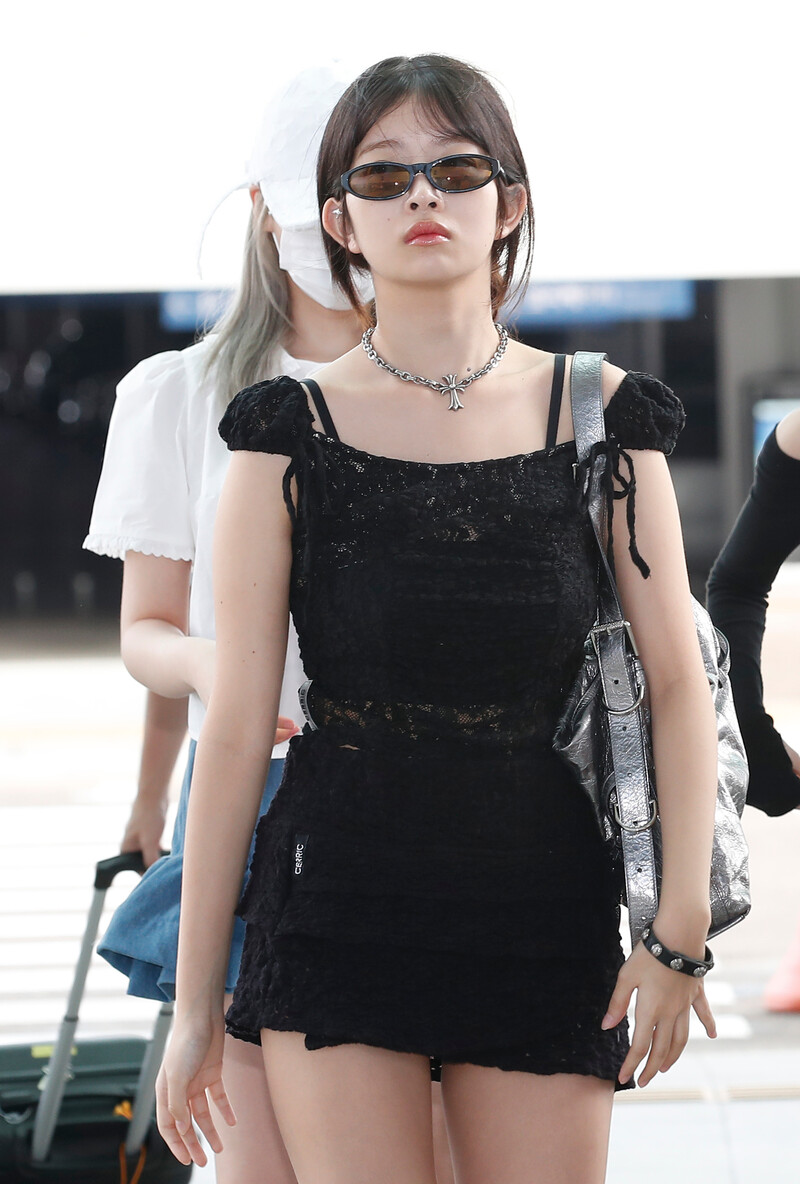 240801 IVE Rei at Incheon International Airport documents 3